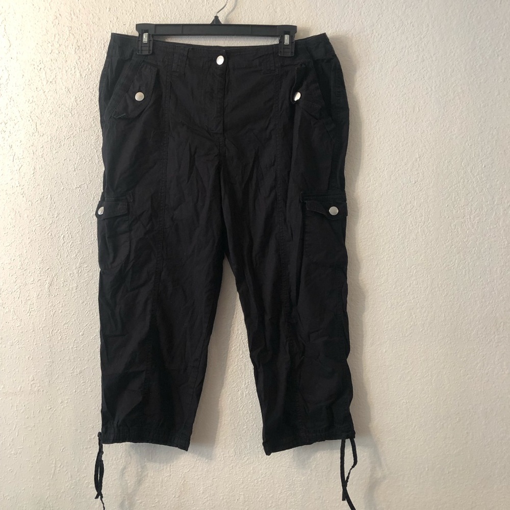Stylish black capris cargo pants!